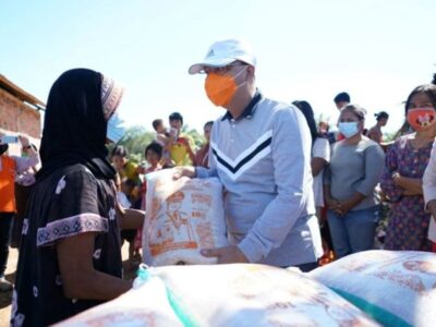 Gubernur Bagikan Beras untuk Warga Kota Terdampak Covid-19