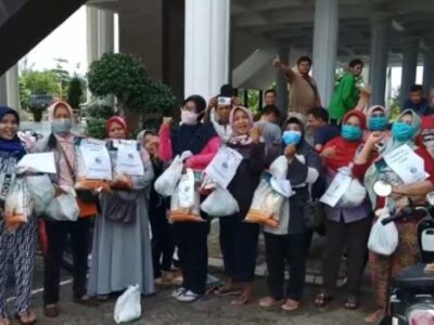 Berita Terbit Bagi 450 Paket Sembako untuk Warga Terdampak Covid-19