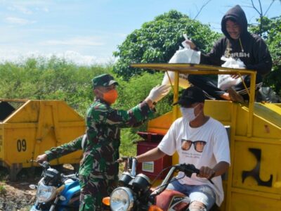 Korem 041/Gamas Bersama Bulog Bagikan Paket Sembako Kepada Masyarakat Terdampak Covid -19