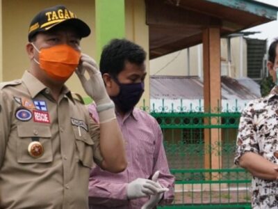 Teleponan dengan Gubernur Berjarak Pagar, Warga Positif Corona Minta Doa