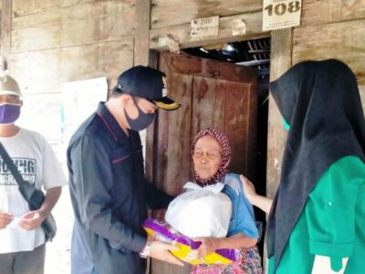 Wabup Arie Bersama Istri Bantu Warga Terdampak Covid-19