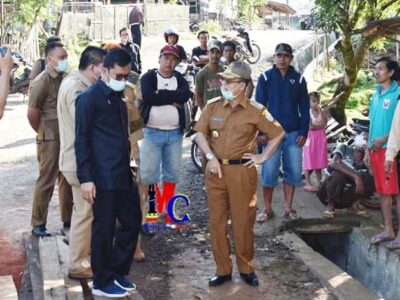 Bupati Bundra Tinjau Jembatan Ambruk di Kelurahan Puguk