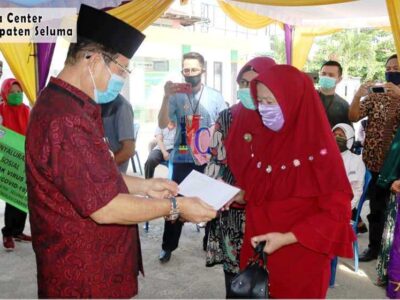 Bupati Bundra Serahkan Bantuan Sosial Tunai Secara Simbolis Kepada Warga Terdampak Covid-19