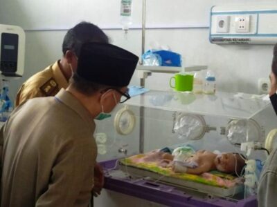 Bupati Hidayat Jenguk dan Bantu Bayi Penderita Hernia Diafragmatika