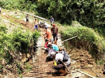 Bhabinkamtibmas Polsek Bermani Ilir Bantu Masyarakat Bangun Jembatan