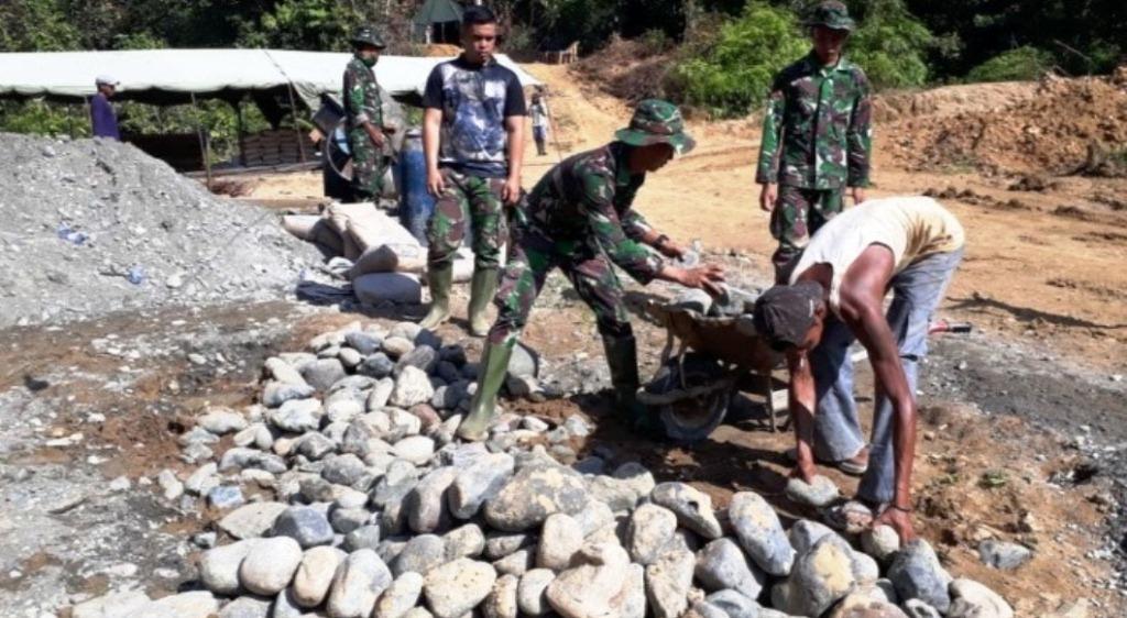 Tak Kenal Libur, Satgas TMMD 108 Kodim 0105/Abar Tancap Gas Terus Bekerja