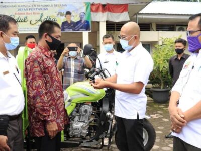 Dongkrak Produktivitas, Bupati Gusnan Bagikan Puluhan Alat Mesin Pertanian