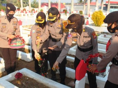 HUT Ke-72, Polwan Polda Bengkulu Nyekar di TMP Balai Buntar