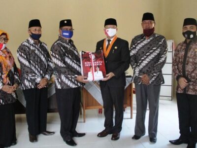 Moment HUT RI Ke-75, Gubernur Rohidin Kunjungi Sesepuh Bengkulu