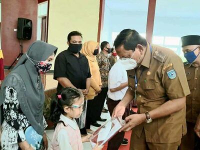 Lagi, Bupati Mian Bagikan Seragam Sekolah Gratis