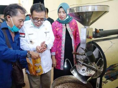 Bupati Hidayat Resmikan Rumah Unit Layanan Produksi Kopi