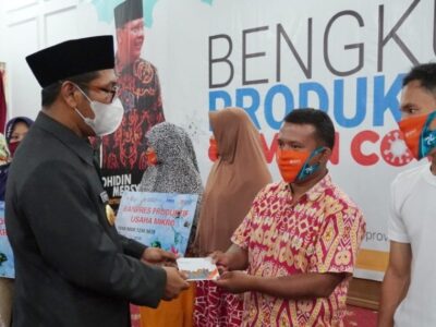 Penyerahan Simbolis Program Bantuan Pelaku Usaha Mikro dan Kartu Prakerja