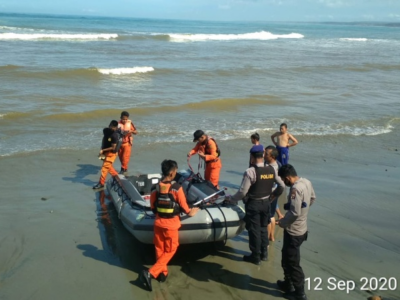 Polisi dan Basarnas Evakuasi Laka Laut di Perairan Pasar Bawah