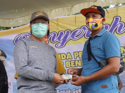Gubernur Rohidin Kembali Bagikan Kartu Tanda Pengenal bagi Nelayan