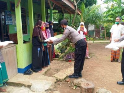 Polsek Ketahun Kembali Bagikan Beras Polri kepada Warga Terdampak Covid-19