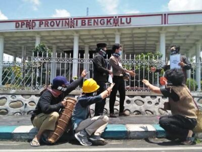 Gerakan Bengkulu Berdaulat Lakukan Aksi Teatrikal Tolak Omnibus Law