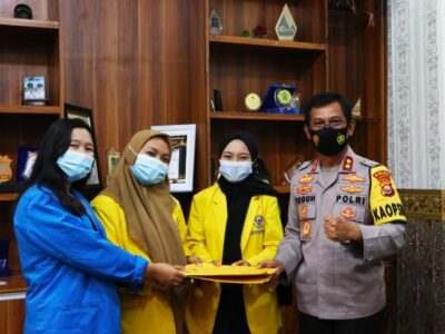 Kapolda Beri Penghargaan Kepada Tiga Mahasiswi Bengkulu