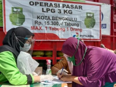 Antri Panjang Demi LPG 3 Kg, Warga Muara Bangkahulu Tetap Terapkan Protokol Kesehatan