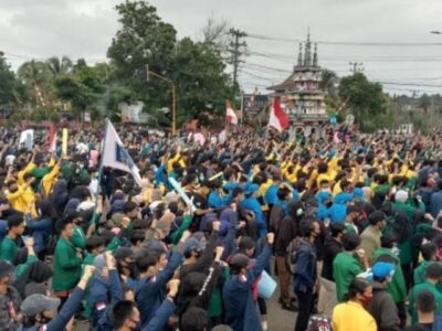 Ribuan Mahasiswa Bengkulu Kepung DPRD, Anak STM Disambut Tepuk Tangan