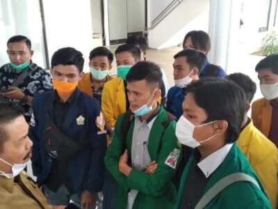 Spanduk Tolak Omnibus Law Dicopot, Mahasiswa Bengkulu Kembali Labrak DPRD