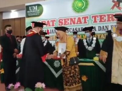 Kisah Haru Mahasiswa Meninggal Jelang Wisuda: Toga dipakai Sang Ibu, Rektor Tak Kuasa Tahan Air Mata