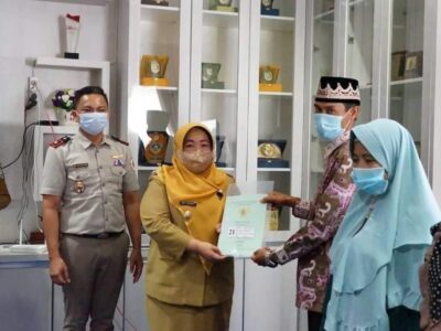 Plt Bupati Kepahiang Serahkan Sertifikat Tanah Kepada Masyarakat