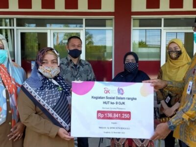 HUT ke-9, OJK Bengkulu Beri Bantuan Tunai Kepada Sekolah Madrasah
