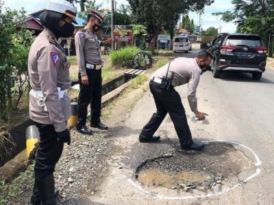 Antisipasi Laka Lantas, Polisi Tandai Jalan Berlubang di Wilayah Kota Bengkulu