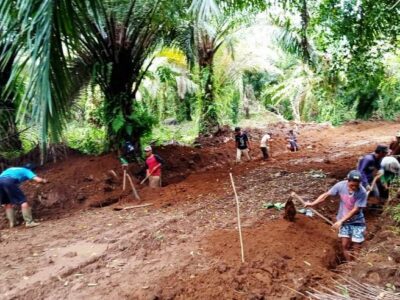 Permudah Akses Warga, Pemdes Taba Tembilang Buka Jalan Baru
