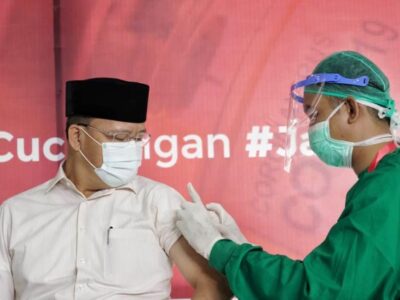 Gubernur Rohidin Divaksin Pertama