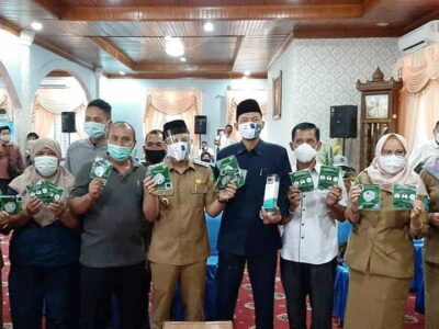 Pemkot Bengkulu Bagikan Alat Penaggulangan Covid-19 ke Para Pedagang