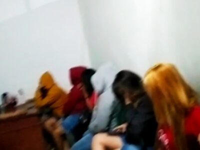 Puluhan Liter Tuak dan Wanita Berambut Merah Diamankan dalam Razia