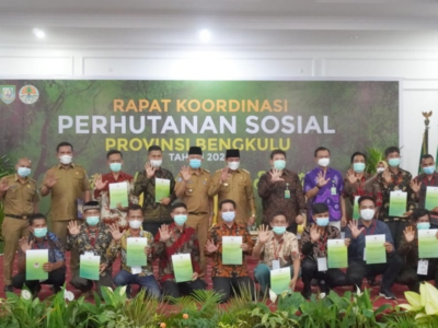 Belasan KTH Terima SK Hijau Perhutanan Sosial