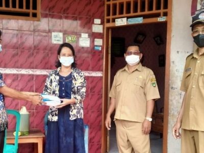 Pemdes Merambung Bagikan Masker ke Warga, Cegah Penyebaran Covid-19