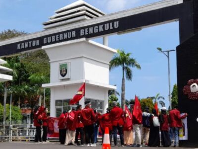 Aksi Demo IMM Bengkulu Tolak Kenaikan Pajak BBM