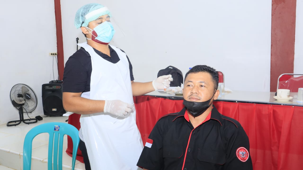 Deteksi Penyebaran Covid-19, Babinsa Ngabang Dampingi Tim Kesehatan Laksanakan Swab di Kersik Belantian