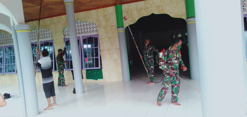 Jumat Bersih Corona,Koramil Air Besar Lakukan Pembersihan dan Penyemprotan Areal Masjid