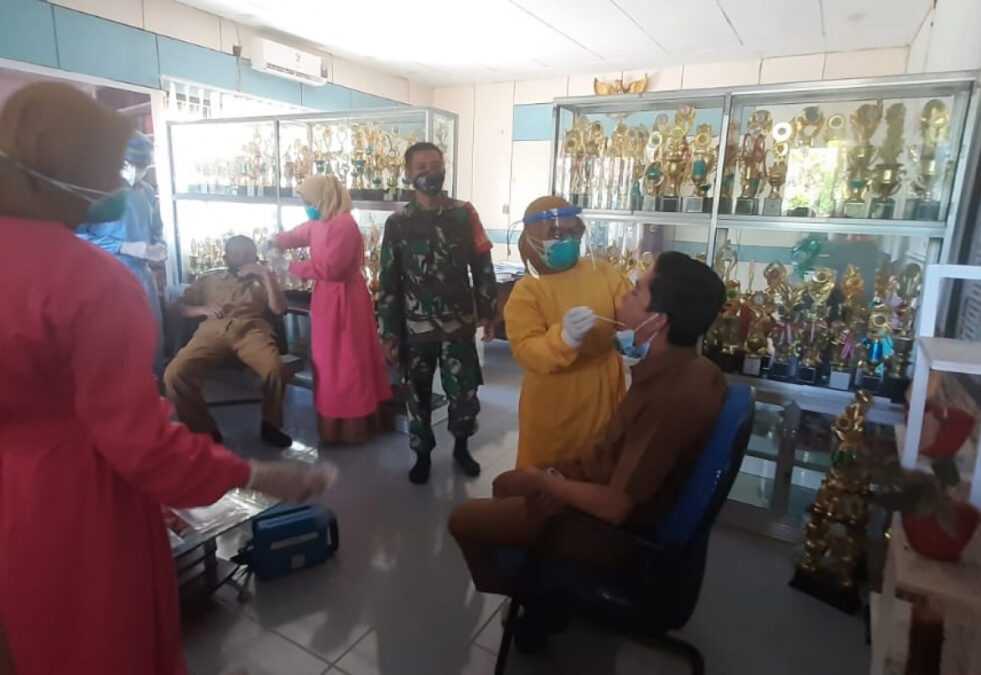 Demi Cegah Covid-19, Babinsa Sungai Pinyuh Gencar Dampingi Tracing dan Testing Covid-19