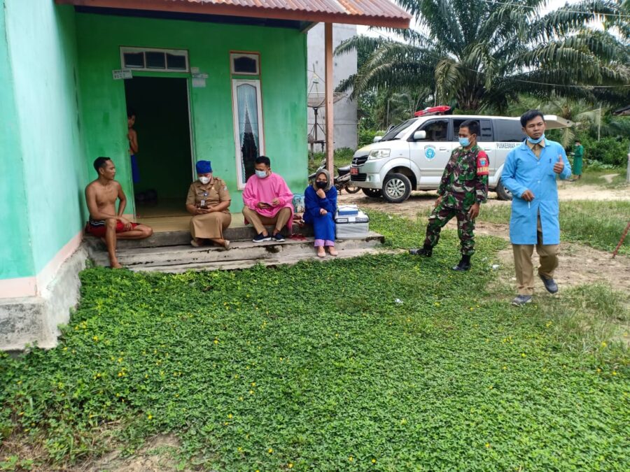 Babinsa Sungai Pinyuh Dampingi Tim Tracer Lakukan Tracing Kepada Warga Terkonfirmasi Covid 19