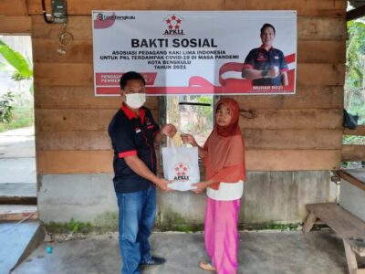 APKLI Kota Bengkulu Bagi Sembako untuk PKL Terdampak Covid-19