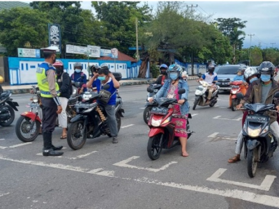 Cegah Covid-19, Pengendara Diminta Jaga Jarak di Traffic Light