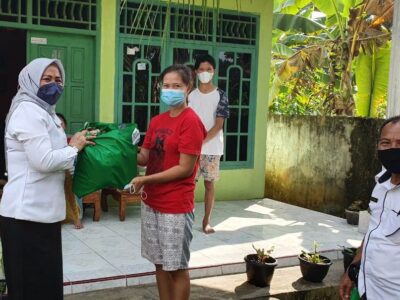 Ikal Unib Bagikan Sembako untuk Warga Isoman