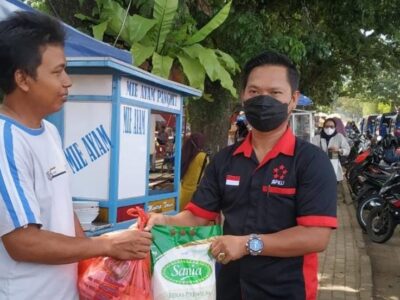 APKLI Kota Bengkulu Bagikan Paket Sembako ke PKL Terdampak Covid-19