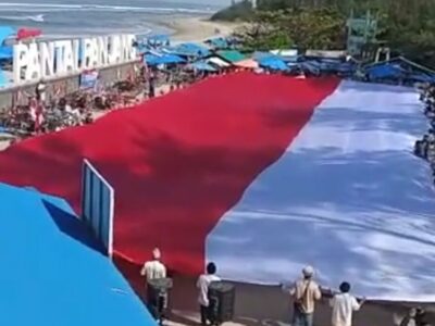 Semangat HUT RI, KNPI Kota Bengkulu Bentangkan Bendera Merah Putih Raksasa
