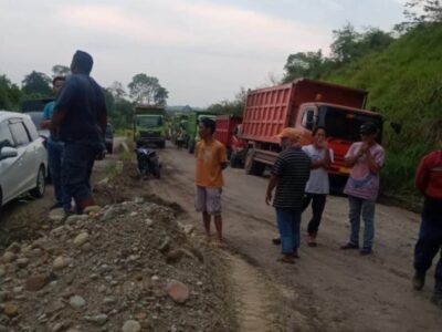 Ratusan Warga Ketahun Hadang Truk Batu Bara, Jalan Hancur dan Berdebu