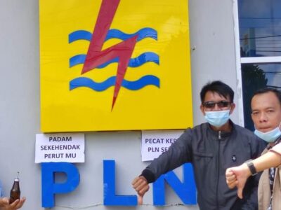 “Pecat Kepala PLN Seluma,” Aksi Demo Warga Akibat Pemadaman Lampu