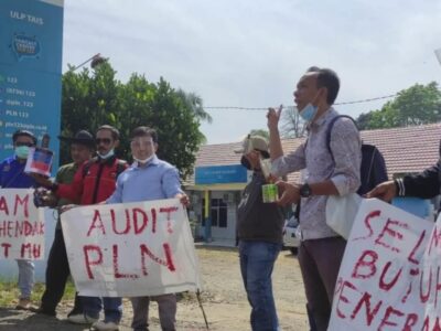Demo Pemadaman Listrik Berlanjut, Massa Bawa Lampu Kaleng