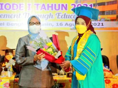 Unived Wisuda 290 Orang Sarjana, Efriza Hardianti Raih Predikat Terbaik
