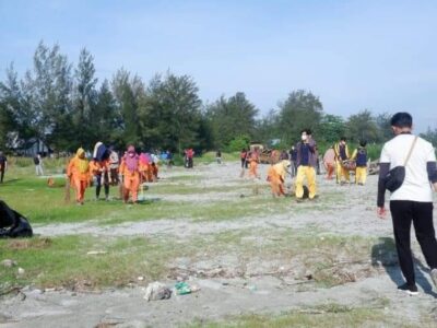Peringati WCD, Pemkot dan Komunitas Pencinta Lingkungan Bersihkan Pantai