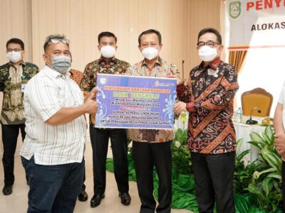 Bupati Kepahiang Serahkan CSR Bank Bengkulu Berupa Mesin Kompos dan Paket Sembako